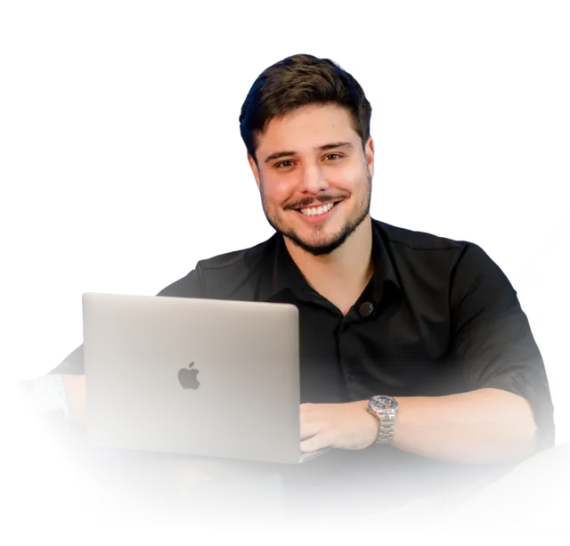 Lucas Galvêas, corretor de imóveis, sorrindo ao lado de um notebook